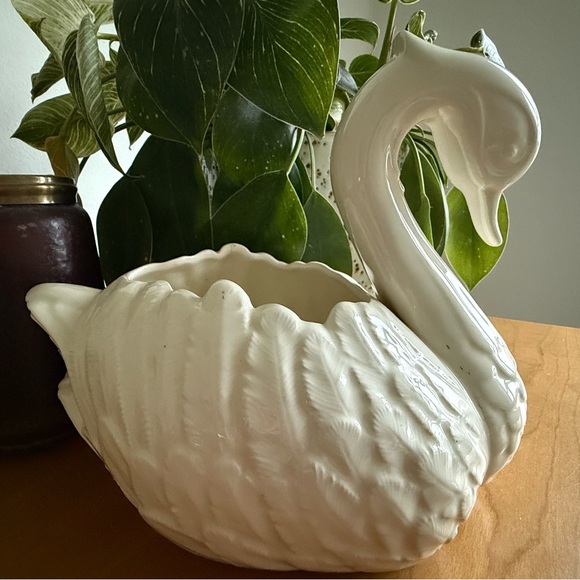 Adorable White Swan Planter - Picture 2 of 4